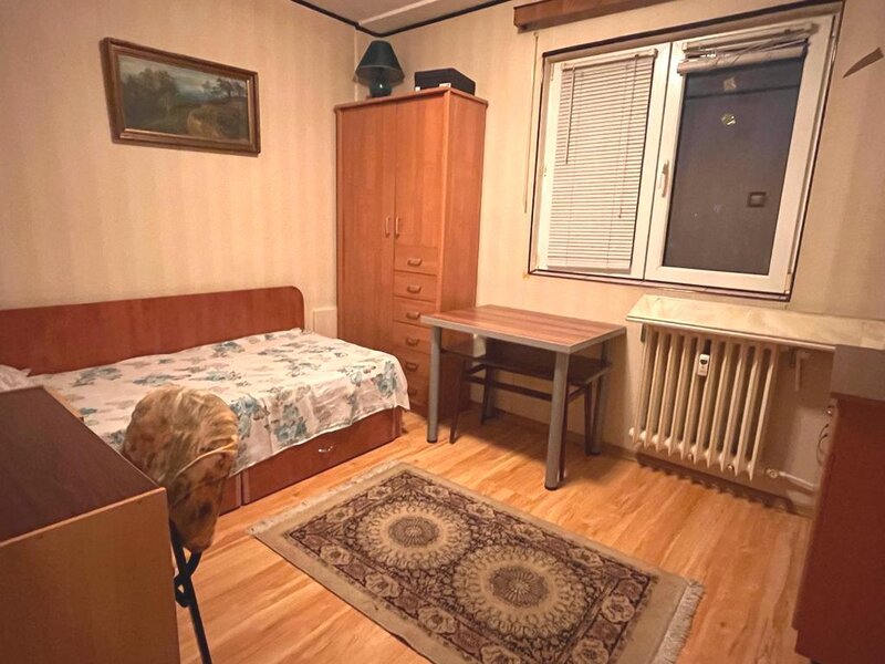 1 Decembrie metrou, Piata Trapezului, 2 minute metrou.