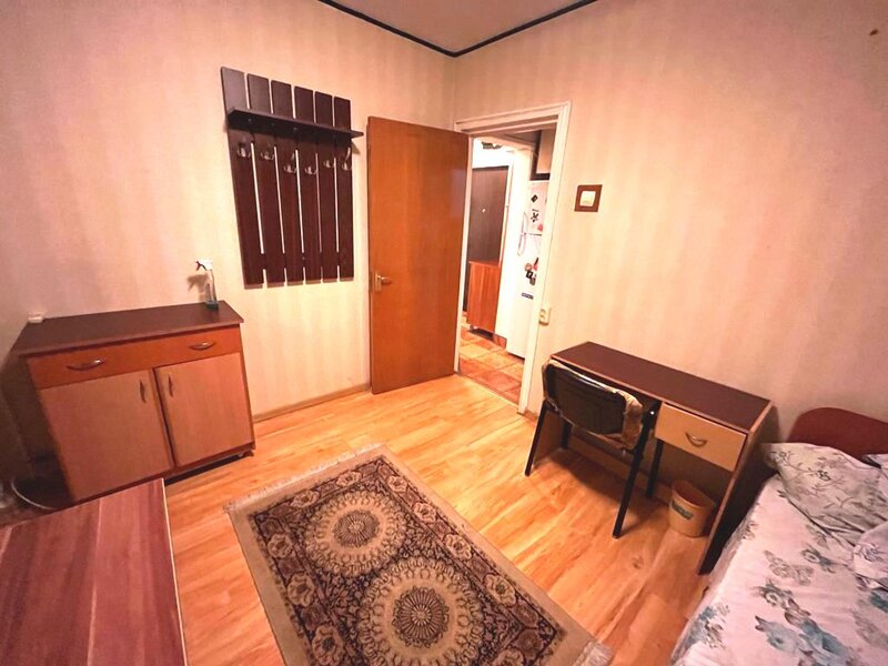 1 Decembrie metrou, Piata Trapezului, 2 minute metrou.