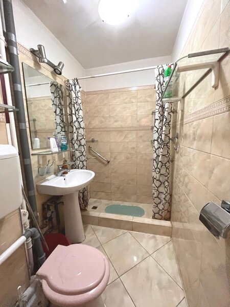 1 Decembrie metrou, Piata Trapezului, 2 minute metrou.