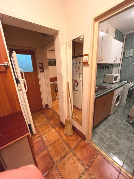 1 Decembrie metrou, Piata Trapezului, 2 minute metrou.