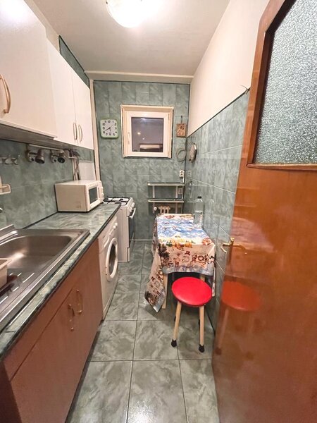 1 Decembrie metrou, Piata Trapezului, 2 minute metrou.