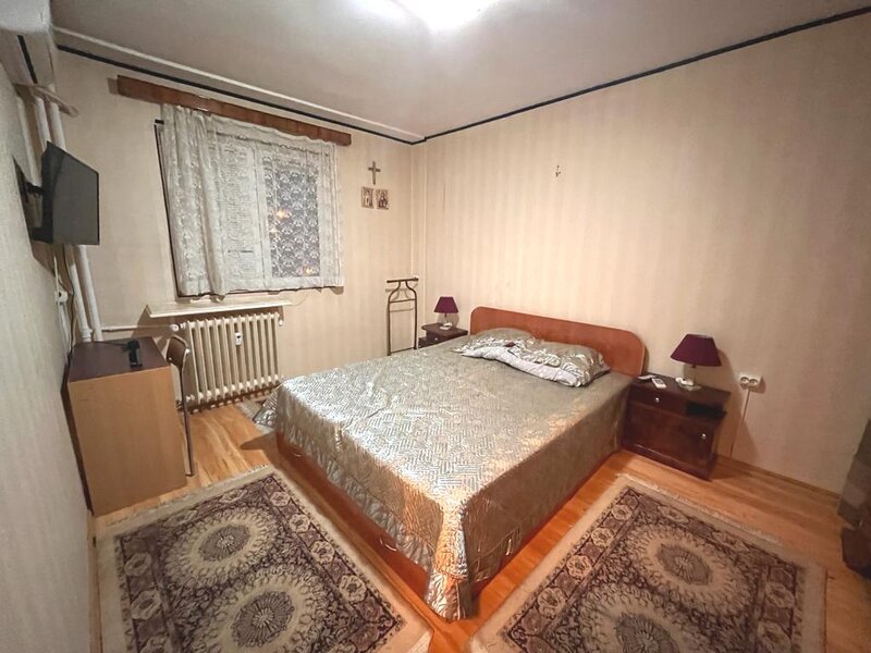 1 Decembrie metrou, Piata Trapezului, 2 minute metrou.